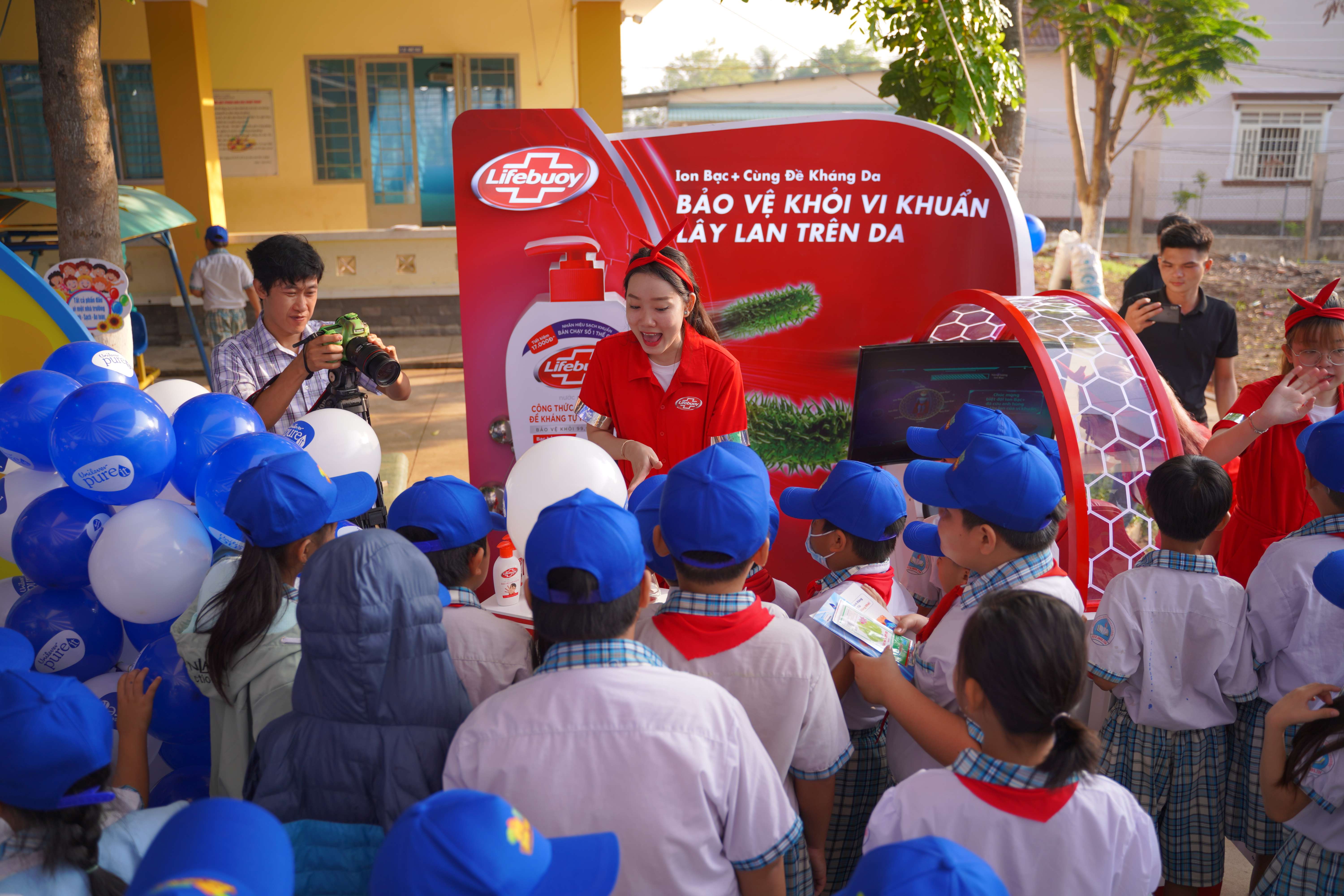 1_ HS thich thu voi chu de vi khuan tai booth Lifebuoy